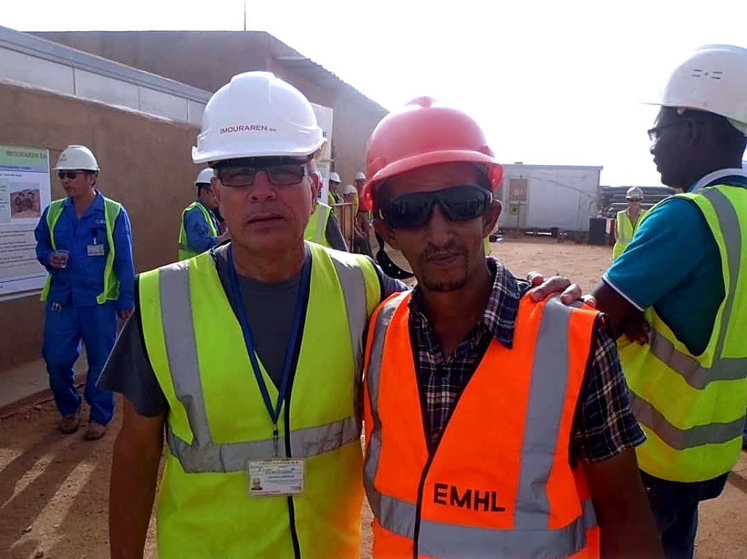 Cadres EMHL en EPI sur le terrain, gilet aux couleurs de l'entreprise