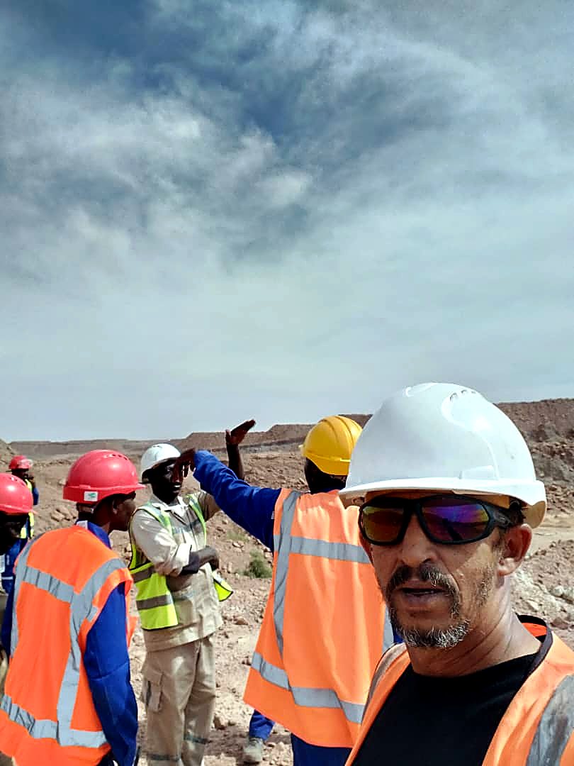 Chef de chantier EMHL en EPI complet devant son équipe