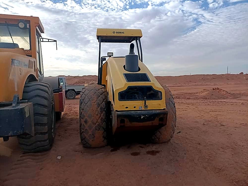 Compacteur Bomag EMHL au travail sur un chantier de terrassement