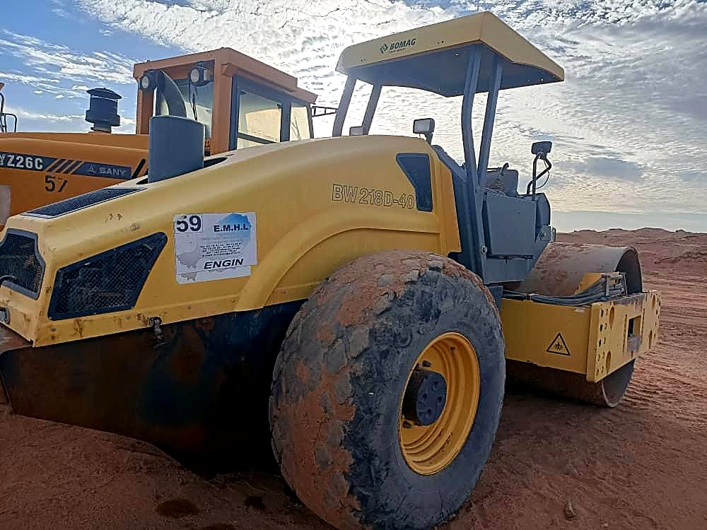 Compacteur Bomag du parc EMHL sous un ciel dégagé