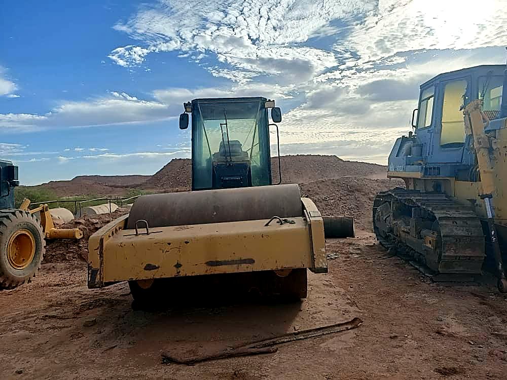 Compacteur Caterpillar et bulldozer du parc matériel EMHL