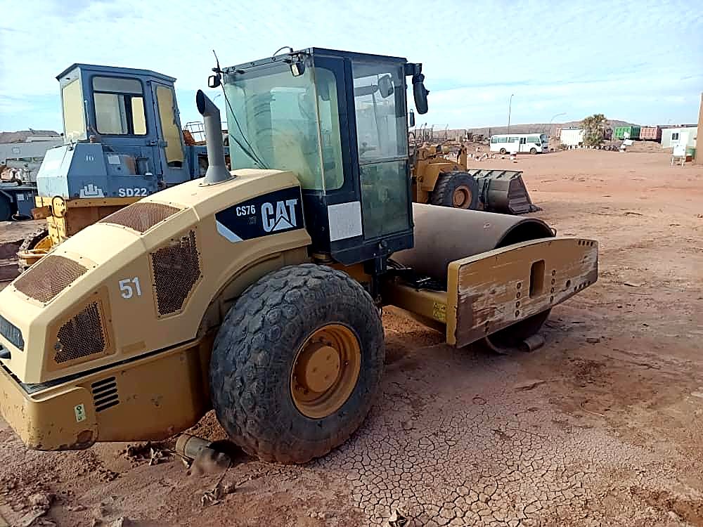 Compacteur monocylindre Caterpillar CS76 du parc matériel EMHL