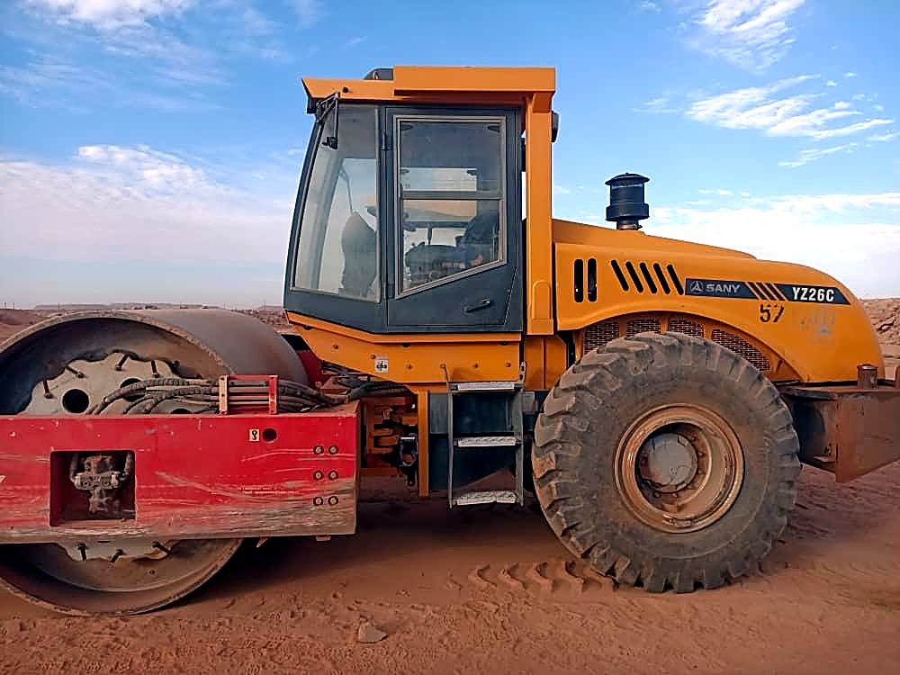 Compacteur EMHL saisi en contre-plongée, engin imposant du parc