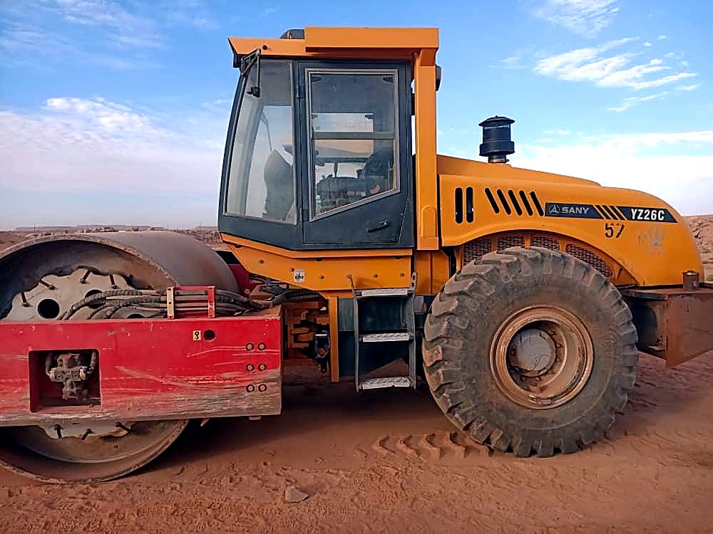 Compacteur EMHL en contre-plongée sous un ciel dégagé