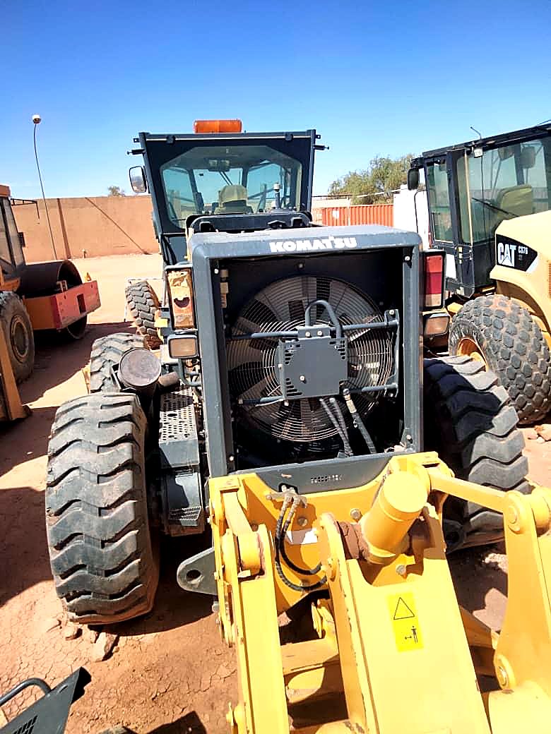 Compacteur Caterpillar et niveleuse dans le parc matériel EMHL