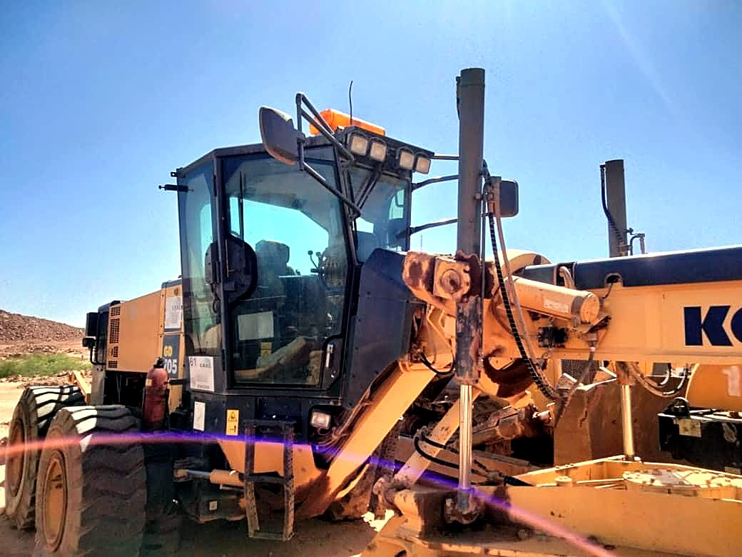 Niveleuse Komatsu du parc EMHL entretenue à l'atelier